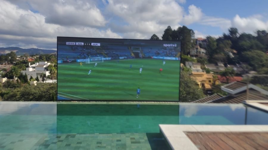 Estrutura para painel de LED em área de piscina P3.9 — Serralheria com LED
