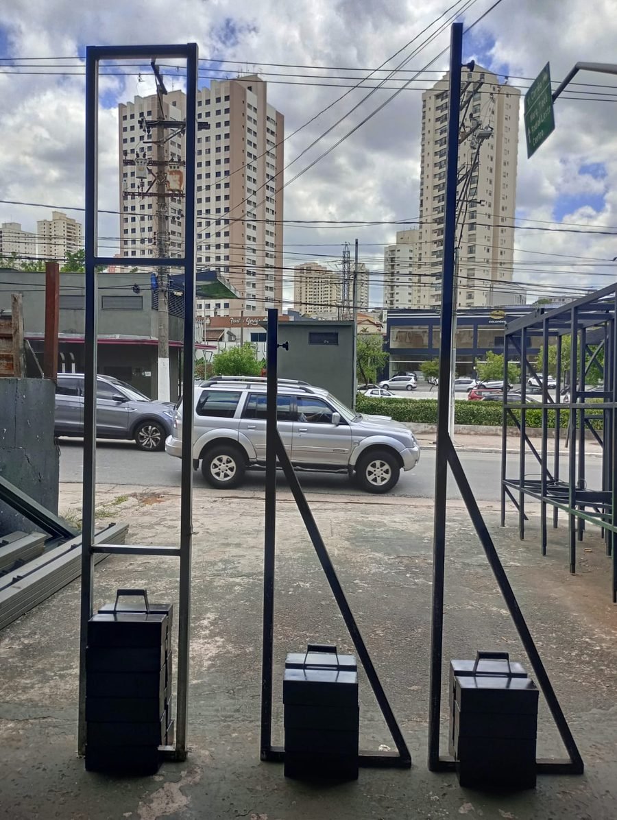 Mão francesa estrutura para totem LED indoor P2.5 — Serralheria com LED
